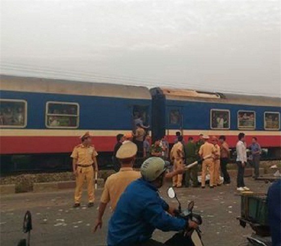 Tai nạn kinh hoàng giữa ô tô và tàu hỏa, 5 người chết thảm