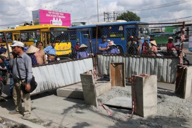 Truy tìm danh tính người đàn ông lọt hố ga tử vong