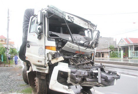 3 ôtô tông liên hoàn, tài xế xe tải tử vong trong cabin