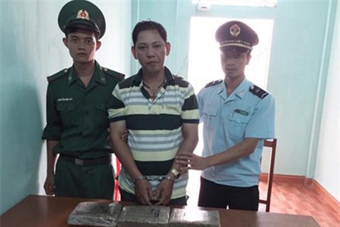 Bắt giữ 3kg cần sa khô giấu dưới gầm ôtô tại cửa khẩu Lao Bảo