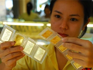 Giá vàng sáng nắng chiều mưa