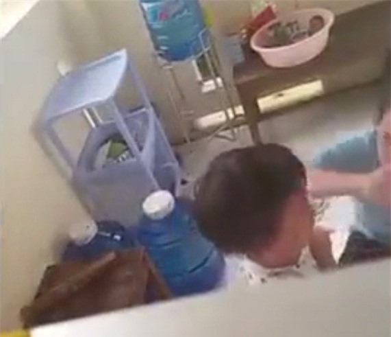 Phẫn nộ giáo viên mầm non tát bôm bốp vào mặt trẻ