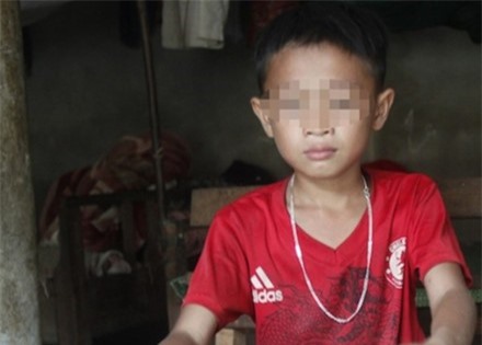 Tạm đình chỉ giáo viên dùng thước gỗ đánh học sinh bầm đùi