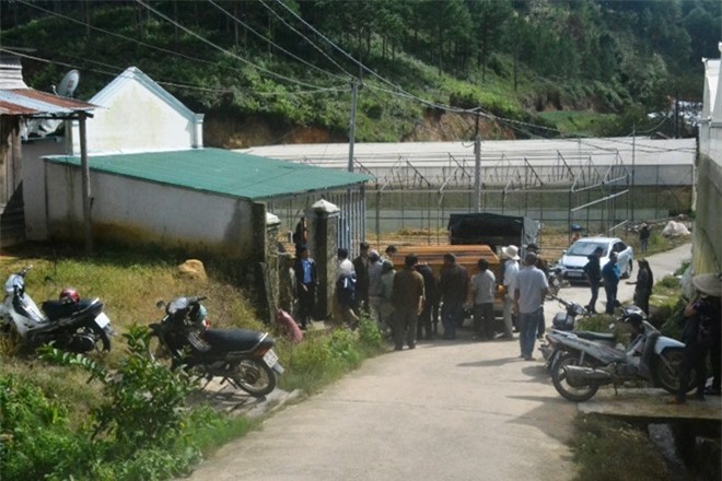 Vợ đi chợ, chồng sang nhà hàng xóm treo cổ tự tử