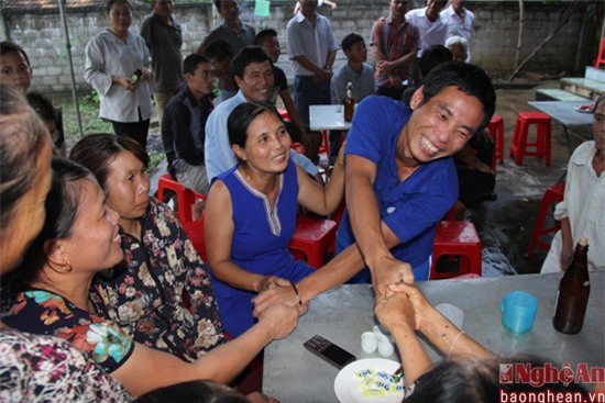 Cướp biển thả thuyền viên Việt Nam: Phút hạnh phúc bên người thân