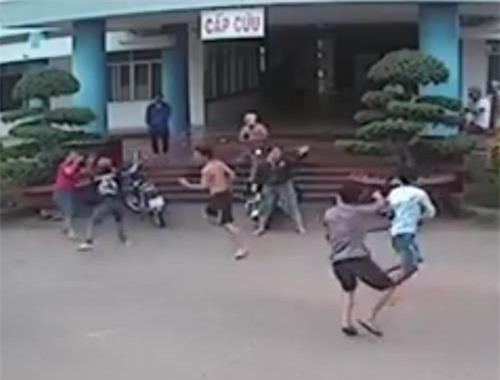 Sốc: Hàng chục côn đồ xông vào bệnh viện truy sát