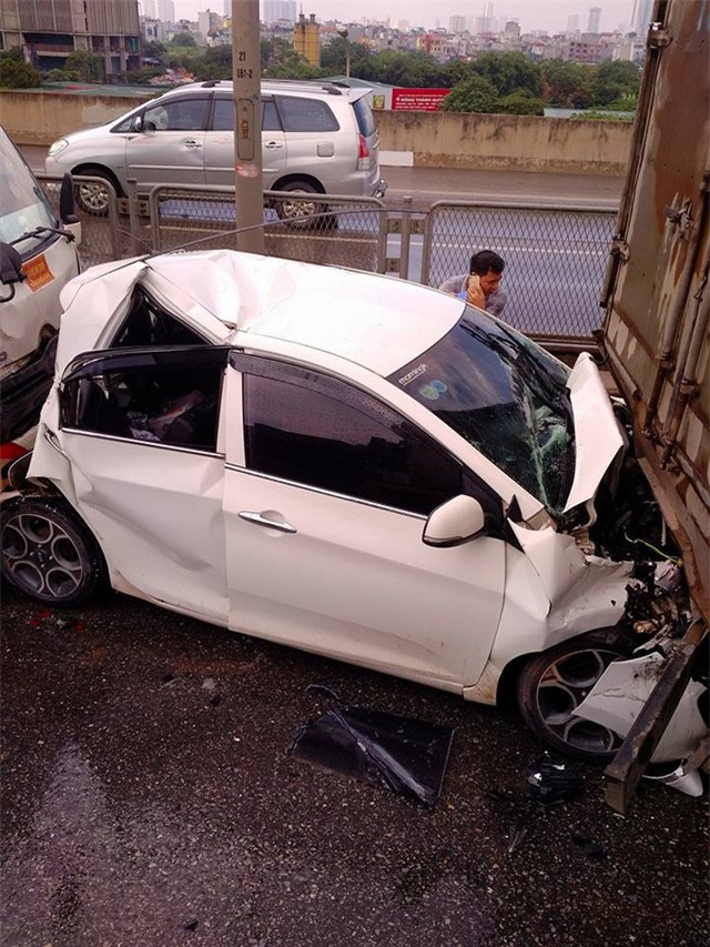 Tai nạn liên hoàn trên đường vành đai 3, ôtô 4 chỗ bẹp dúm