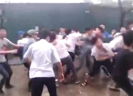 Thầy giáo bị 3 thanh niên lạ mặt vào tận trường hành hung