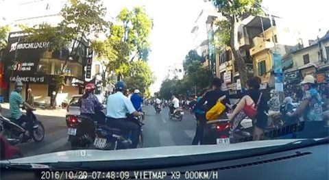 Cưỡi SH tạt đầu ô tô, nam thanh niên làm bạn gái ngã văng xuống đường