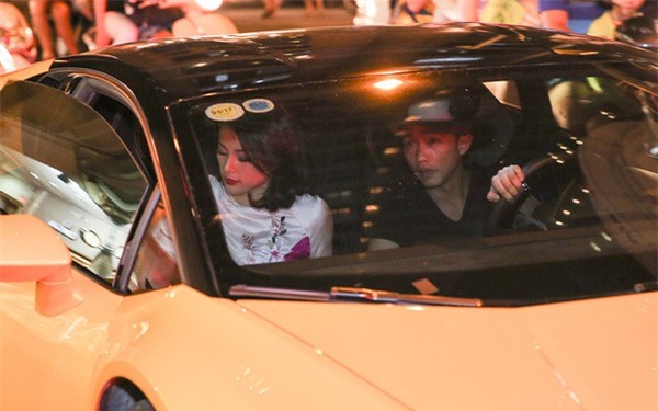 Cường Đôla lái xe sang đưa Hạ Vi đi sự kiện 