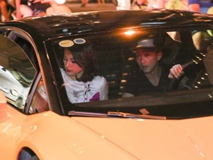 Cường Đôla lái xe sang đưa Hạ Vi đi sự kiện