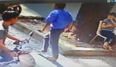 Đuổi việc tài xế xe buýt vác dao đâm người