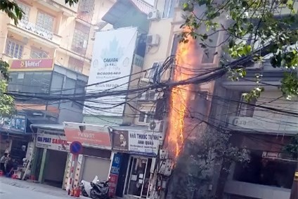 Hà Nội: Cột điện cháy ngùn ngụt giữa trưa 
