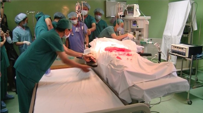 Ngã từ tầng ba, bé trai 5 tuổi bị hàng rào sắt đâm thủng tim