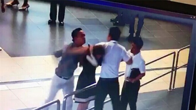 "Soái ca" giải cứu nữ nhân viên Vietnam Airlines không gây rối