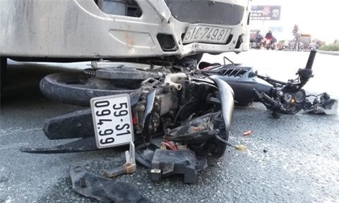 Va chạm với xe container, nam thanh niên bị tông văng xa 20 mét