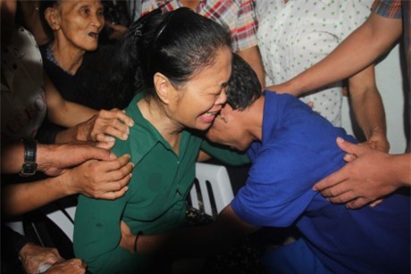 Vụ 3 thuyền viên bị bắt làm con tin: Mẹ ngồi xe lăn ôm con trở về