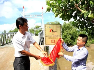 Bạc Liêu nhận bàn giao cầu thép dây văng qua kênh Điền Cô Ba