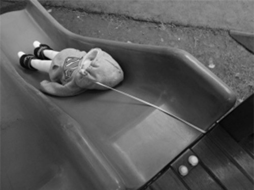 Bé trai 4 tuổi chết thảm vì mặc áo có mũ