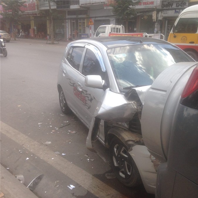 Đưa vợ đi đẻ, Hiệp Gà gây tai nạn đâm sầm vào đuôi ô tô