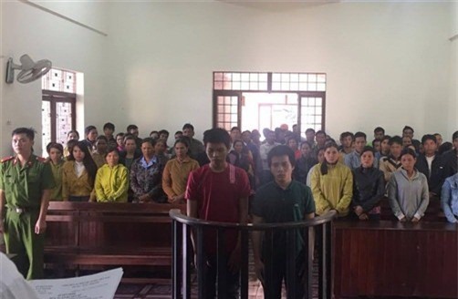 Hai thanh niên thay nhau hiếp dâm chị của bạn gái trong đêm