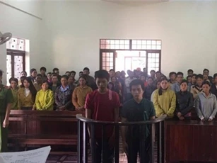 Hai thanh niên thay nhau hiếp dâm chị của bạn gái trong đêm