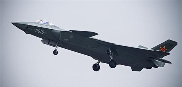 Trung Quốc lần đầu trình diễn máy bay ngang sức chiến cơ Mỹ