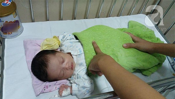 Xót thương bé gái mới sinh bị mẹ bỏ rơi ở viện sau khi đặt tên