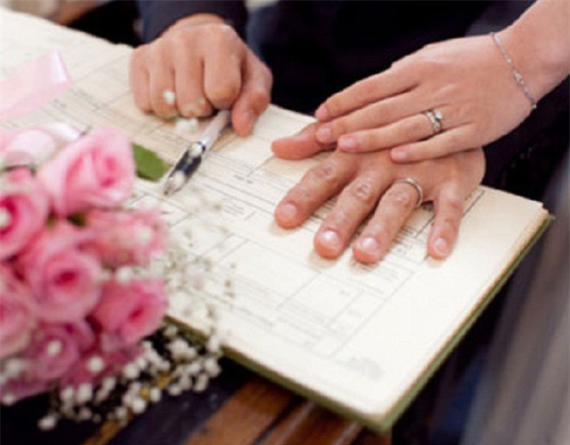 Thiếu 2 triệu đặt cọc, ủy ban xã từ chối đăng ký kết hôn