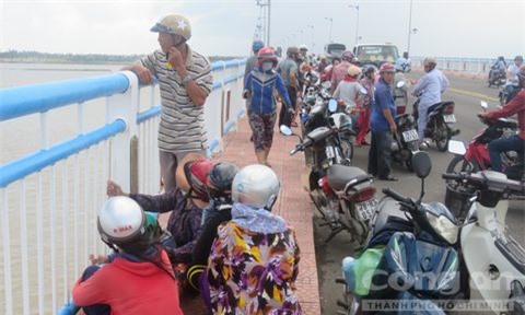 Bỏ lại tài sản, người phụ nữ nhảy xuống sông tự tử