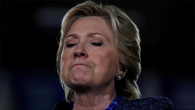 Clinton "phản pháo" việc FBI tái điều tra email cá nhân