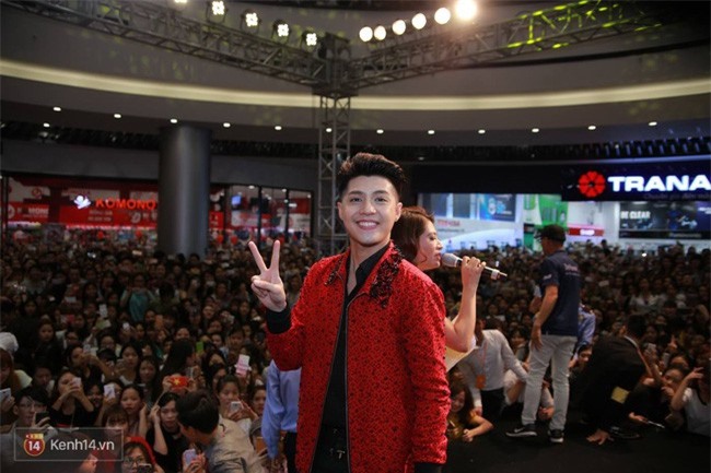 Hàng ngàn cô gái trẻ phát cuồng khi Noo Phước Thịnh xuất hiện tại Aeon Mall