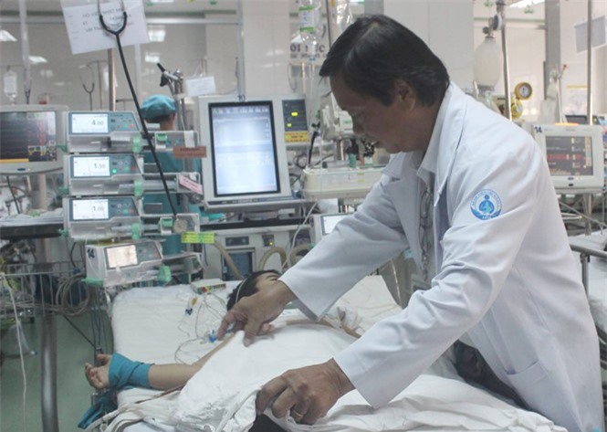 "Nghẹt thở" cứu bé 5 tuổi ngã hàng rào, đâm thủng tim