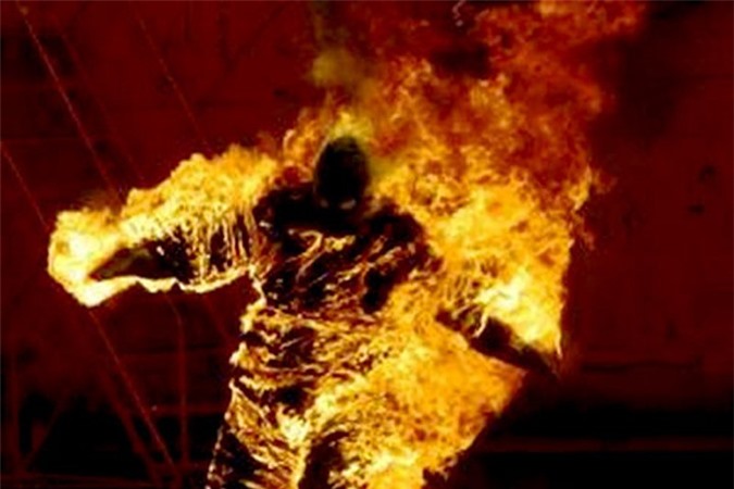 Người đàn ông tìm đến cái chết bằng cách tự thiêu cháy mình