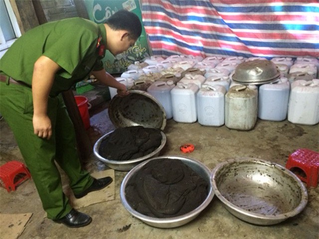 Đột nhập cơ sở sản xuất thuốc đông y "dỏm"