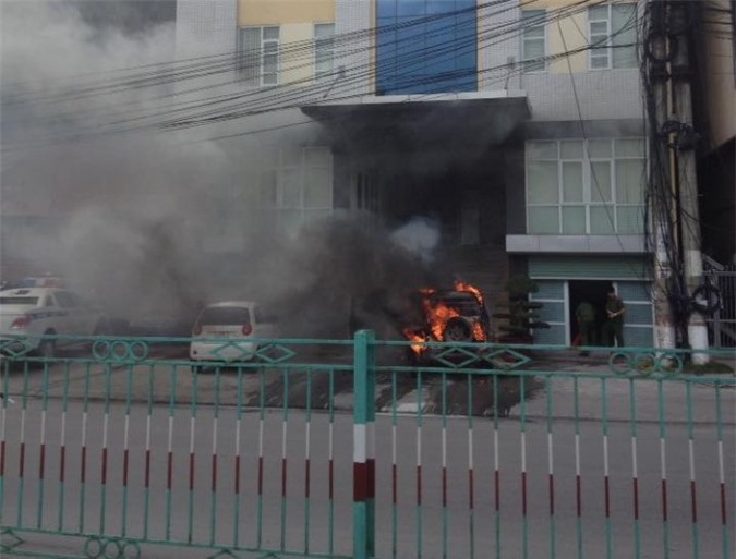 Xế hộp bất ngờ bốc cháy trước cửa trụ sở công an ở Quảng Ninh