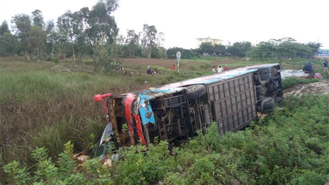 Xe khách mất lái lao xuống ruộng, hành khách gào thét kêu cứu