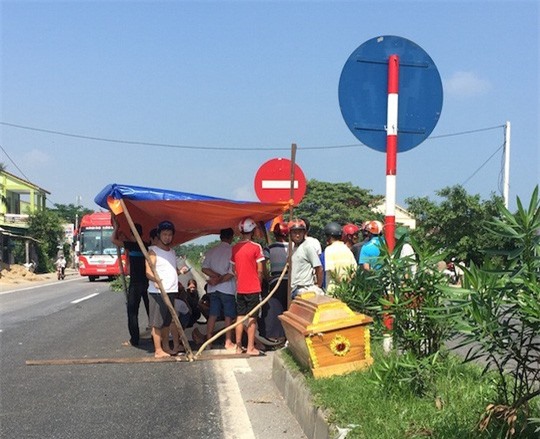 Xe tải phóng nhanh, tông chết nam thanh niên trên QL1A