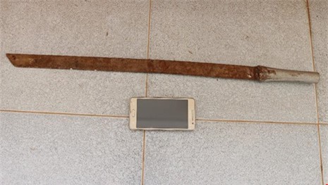 Bắt 2 đối tượng cướp điện thoại xong quay lại xin mật khẩu