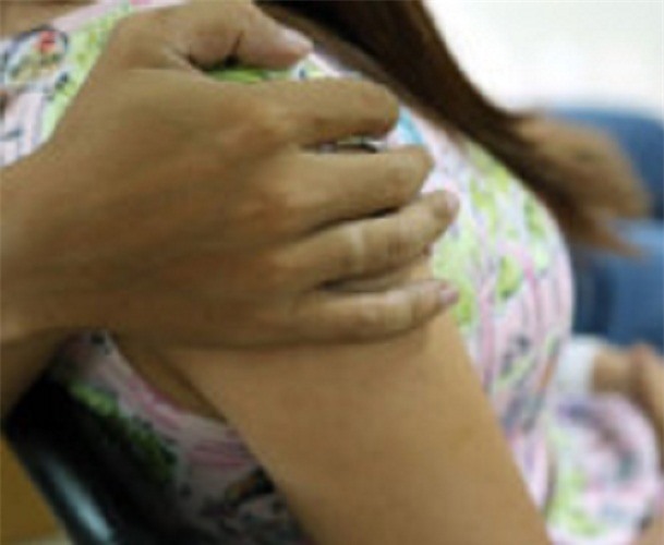 Bẹo má nữ dân quân, trung tá công an bị kỷ luật