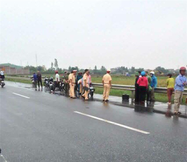 Đang chở con nhỏ trên xe SH, người mẹ chết giữa đường