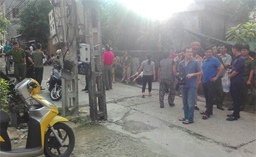 Đưa thi thể người thân về, tá hỏa phát hiện 2 quả mìn hẹn giờ