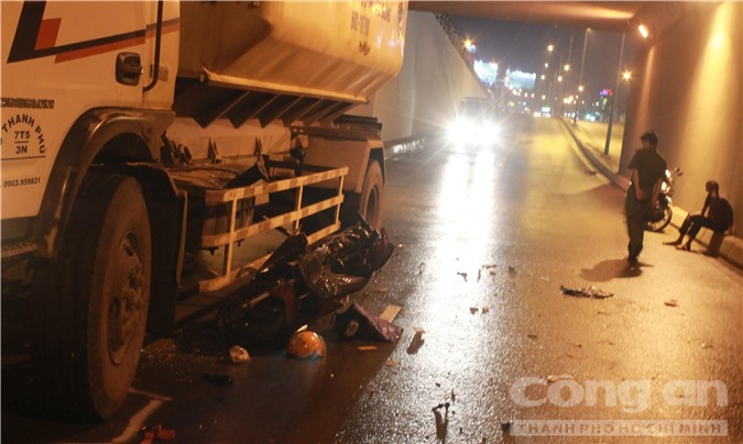 Va chạm với xe tải, người đàn ông bị kéo lê 20 mét tử vong
