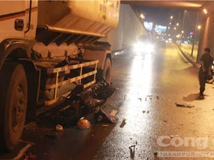 Va chạm với xe tải, người đàn ông bị kéo lê 20 mét tử vong