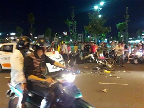 Xe taxi lấn làn trái gây tai nạn, 3 bố con nguy kịch