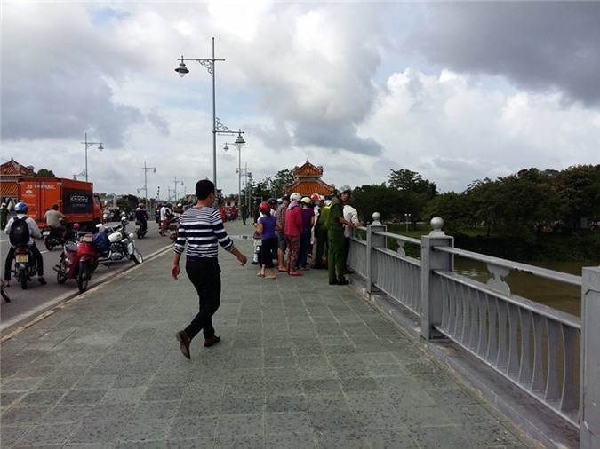 Cha bất lực nhìn con lao xuống sông tự tử sau khi khám bệnh về