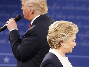 Donald Trump bất ngờ dẫn trước bà Clinton