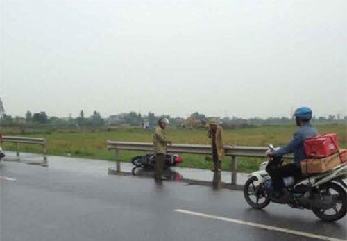 Mẹ chở con tử vong trên đường: Chồng gào khóc bên thi thể vợ