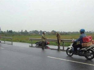 Mẹ chở con trên xe SH bị chết: Nhói lòng xin con nhỏ ra viện chịu tang mẹ