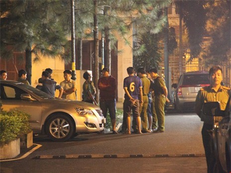 Người đàn ông ngoại quốc "giam lỏng" con ở khu chung cư